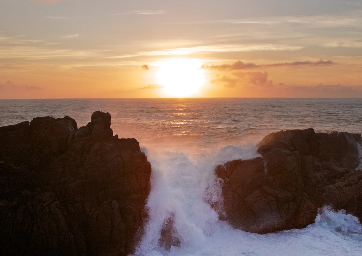 El Atlántico rompe sobre las rocas de Cabo Touriñán al atardecer